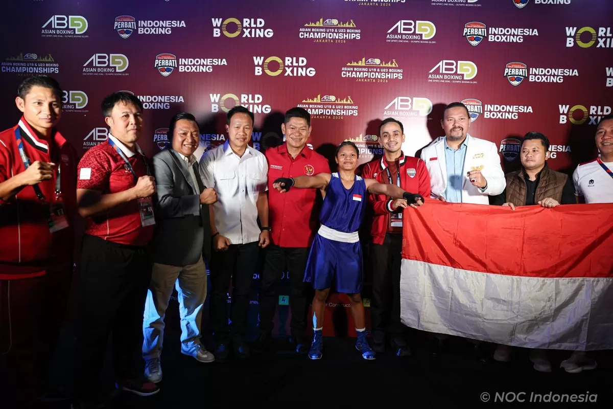 Ketua NOC Indonesia Raja Sapta Oktohari bersama jajaran pengurus Perbati, berfoto dengan peraih medali emas Asian Boxing U-19 & U-23 Championship 2026, Anggi Intania di Hal Basket GBK, Rabu, 15 Juli.