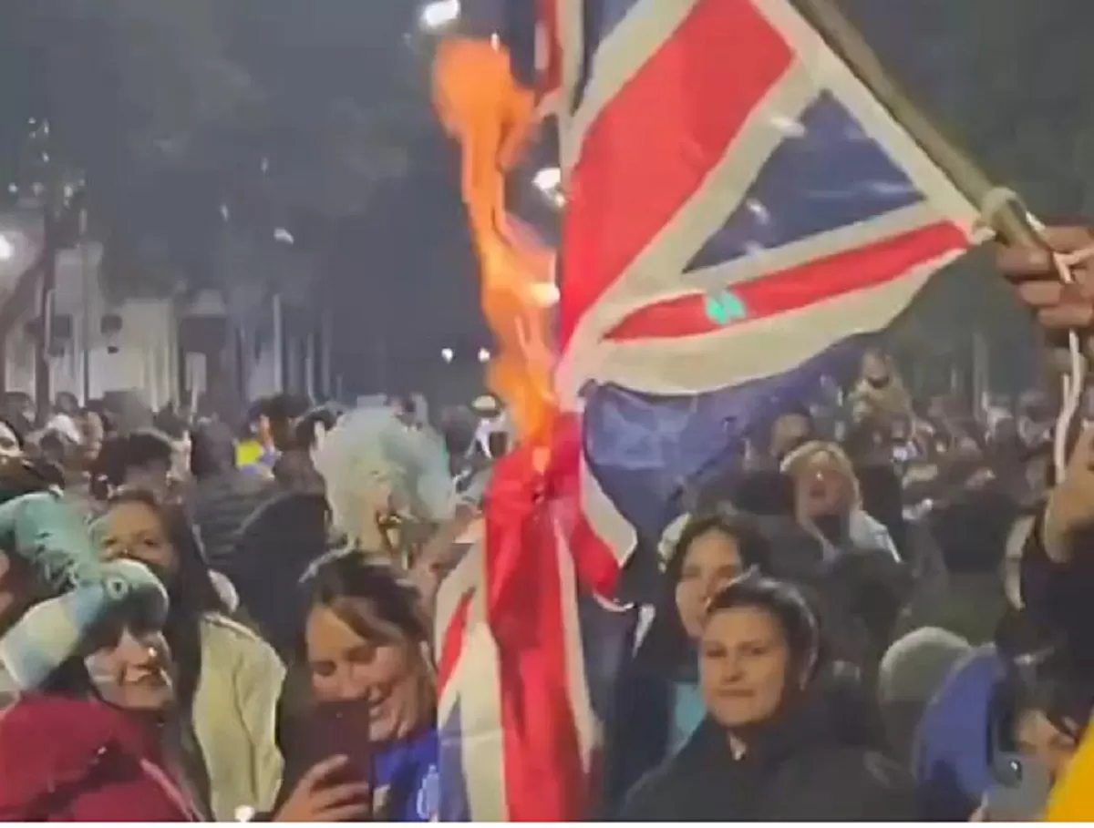 Sekelompok penggemar Argentina membakar apa yang mereka yakini sebagai bendera Inggris.