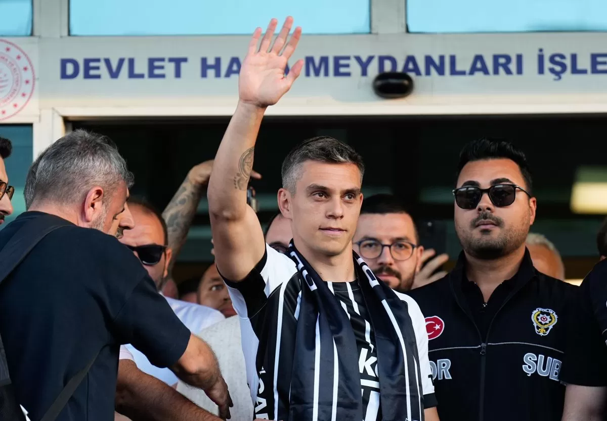Pemain Arsenal Leandro Trossard tiba di Istanbul untuk menjalani tes kesehatan di klub Besiktas. (Besiktas)