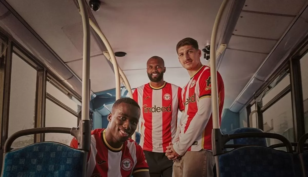 Brentford FC rilis jersey kandang terbarunya. (Brentford FC )