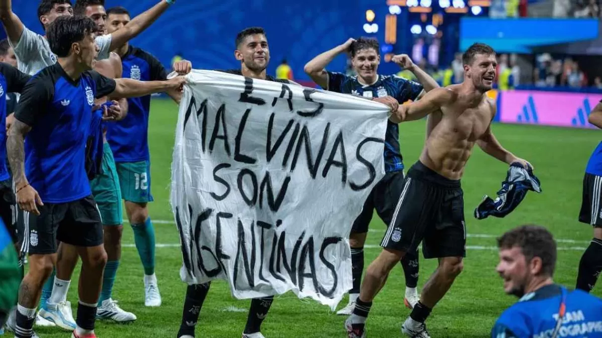 Aksi pemain Argentina bentangkan spanduk Kepulauan Falkland usai kalahkan Inggris dikecam banyak pihak. (Getty)