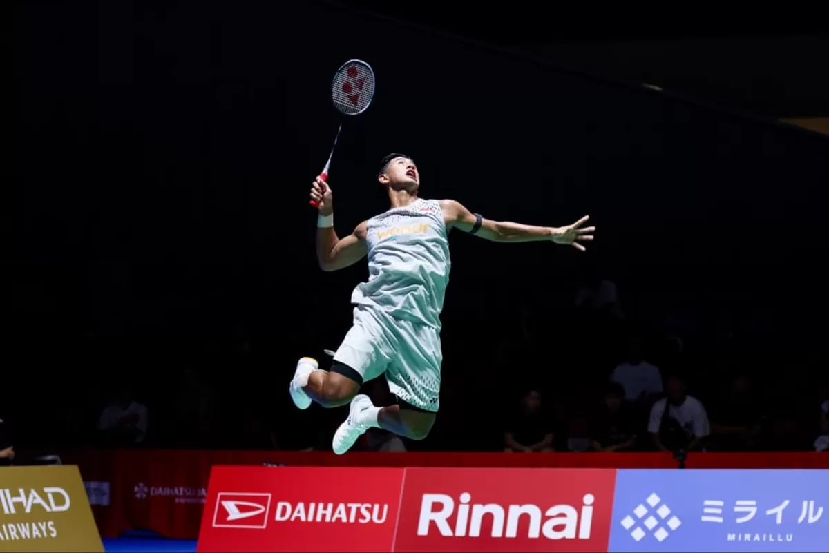 Tunggal putra Indonesia Alwi Farhan melakukan jumping smes di babak kedua Japan Open 2026, Kamis, 16 Juli di Tokyo. Alwi jadi satu-satunya wakil tersisa di sektor ini.