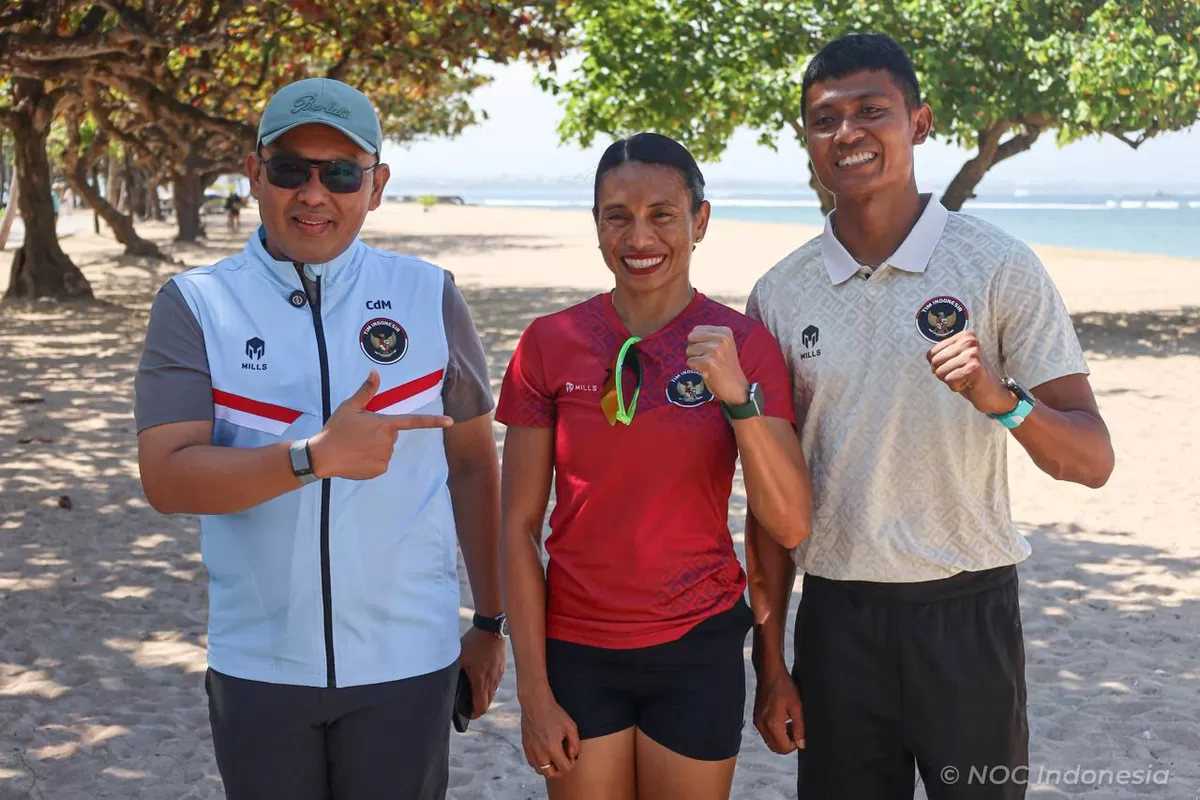 Chef de Mission Tim Indonesia, Todotua Pasaribu, bersama atlet senior atletik, Maria Natalia Londa, Kamis, 16 Juli di Bali.