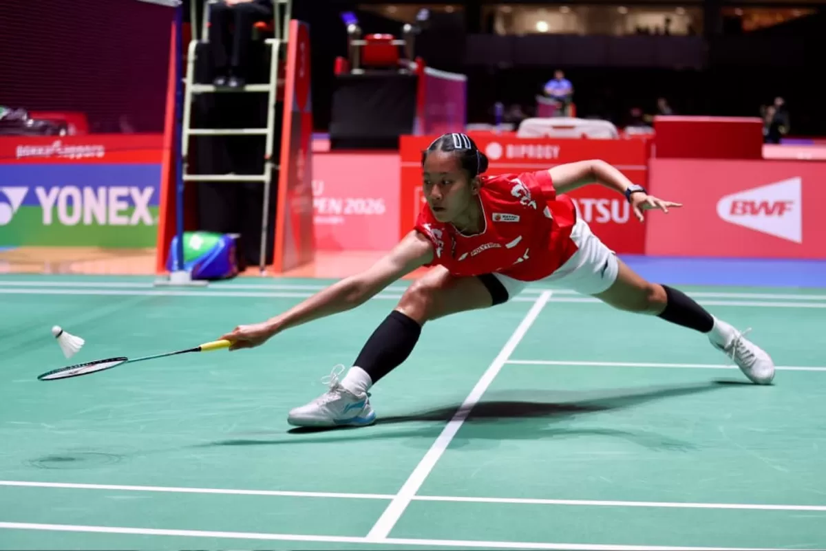 Tunggal putri Indonesia, Putri Kusuma Wardani mengambil bola drop shot di babak kedua, di Tokyo, Kamis, 16 Juli.