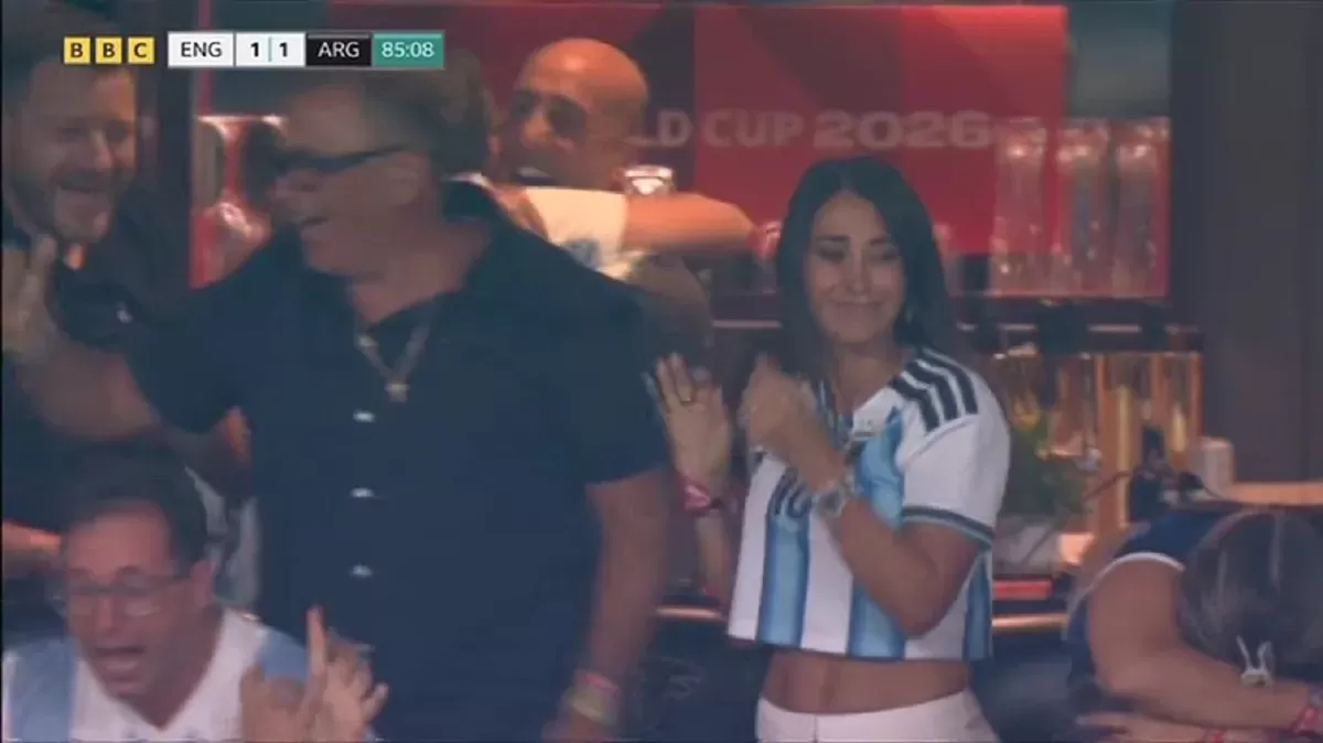 Istri Lionel Messi, Antonela, menangis setelah Argentina mencetak gol penyeimbang melawan Inggris.