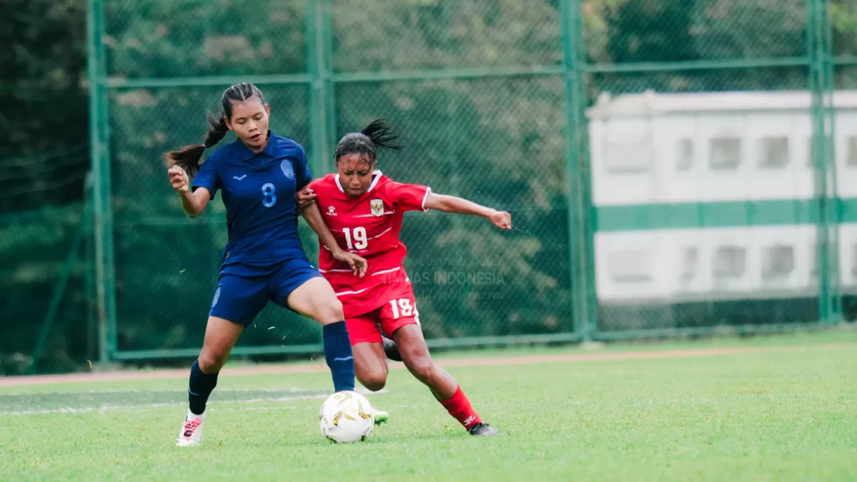 Aksi pemain Indonesia berusaha menutup pergerakan Cambodia di Stadion UiTM, Malaysia, Kamis, 16 Juli. 