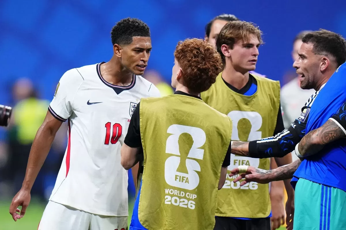 Jude Bellingham tampak emosi kepada pemain pengganti Argentina, Valentin Barco.