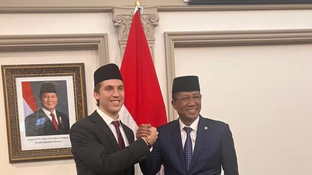 Luke Vickery mengambil sumpah menjadi WNI. (KJRI)