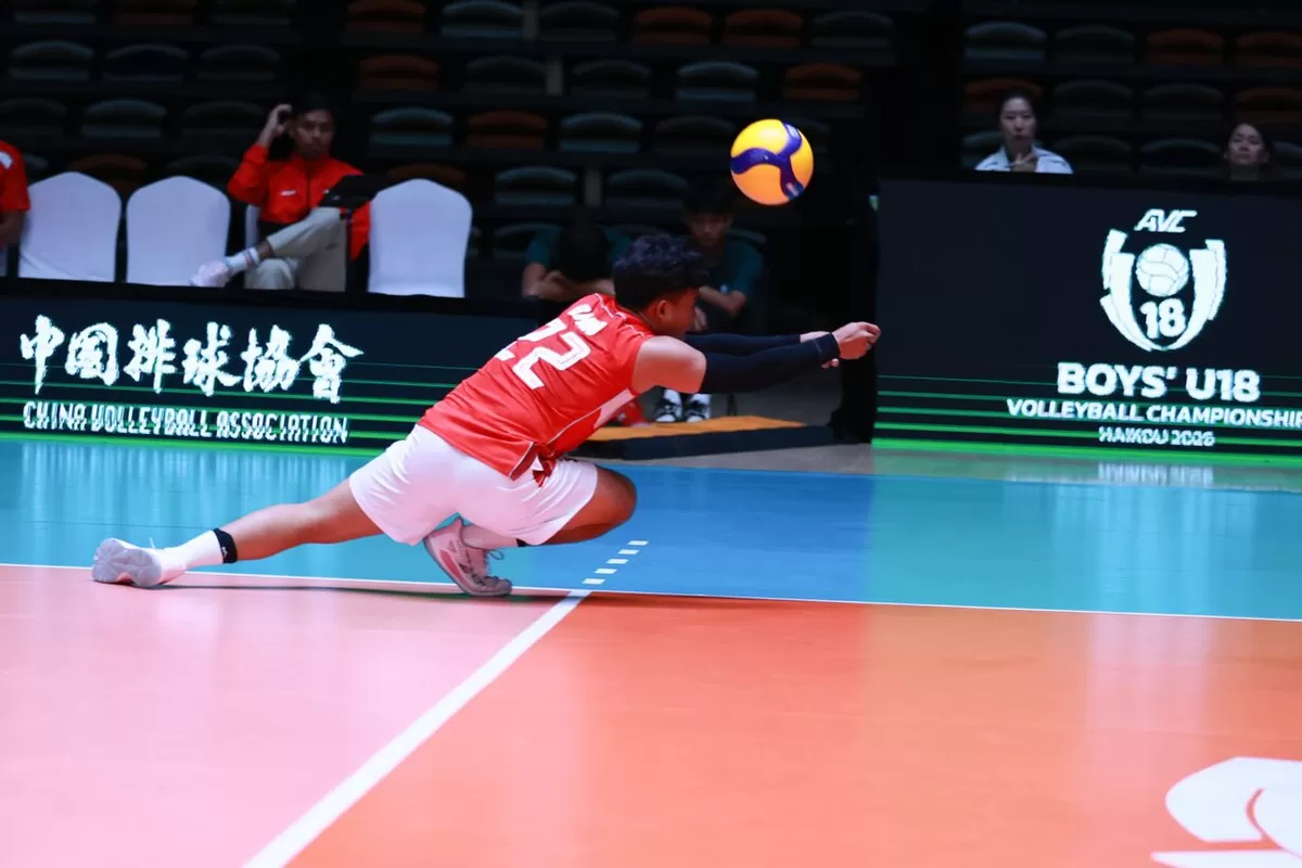 Libero timnas voli Indonesia U18, Bimo Reno Prakoso bersusah payang mengambil bola pengembalian lawan di AVC U18 Cup 2026. Indonesia menang telak 3-0.