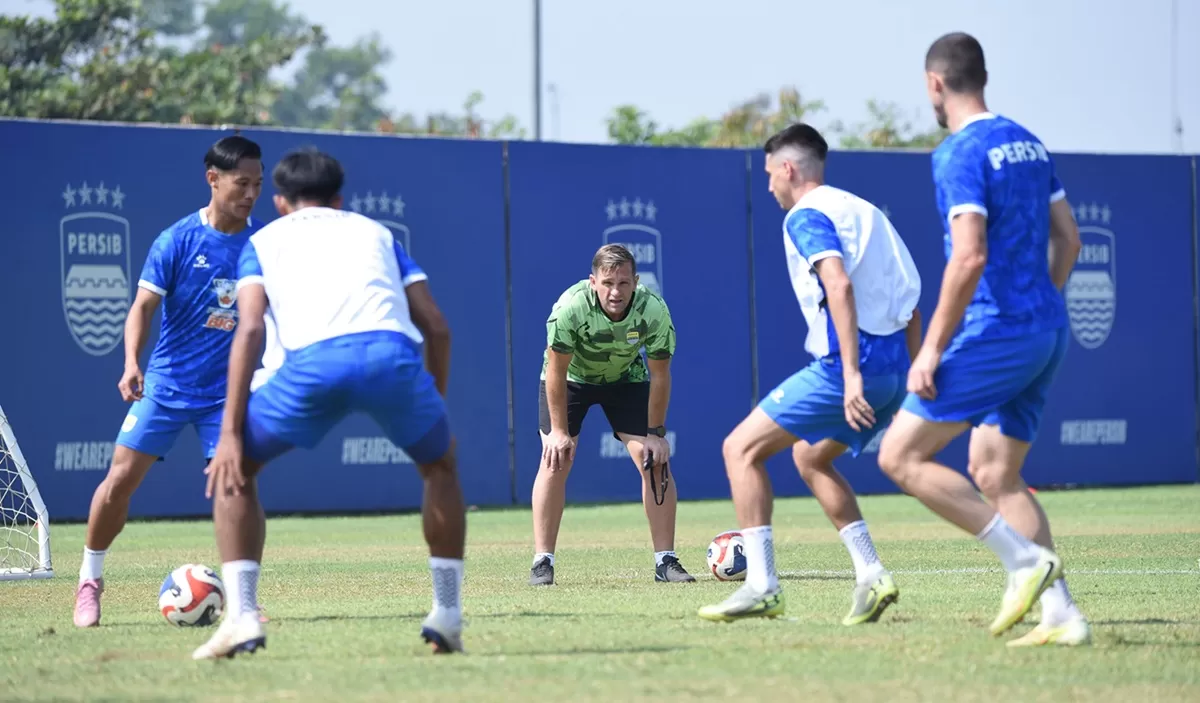 Pelatih Persib Igor Tolic mengawasi latihan pemainnya. (Persib/Sutanto)