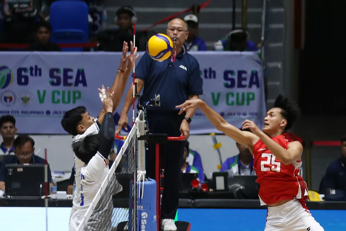 Opposite timnas Indonesia, Fauzan Nibras melakukan smes yang tidak begitu keras ke area Filipina pada penyisihan grup SEA V League 2026. Indonesia sukses ke semifinal.