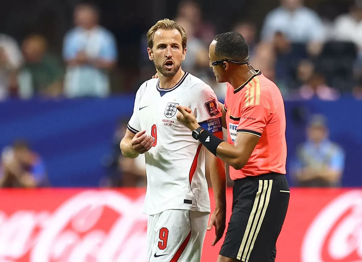 Kebiasaan Harry Kane yang sarkastik dan &lsquo;mengganggu&rsquo; wasit di lapangan