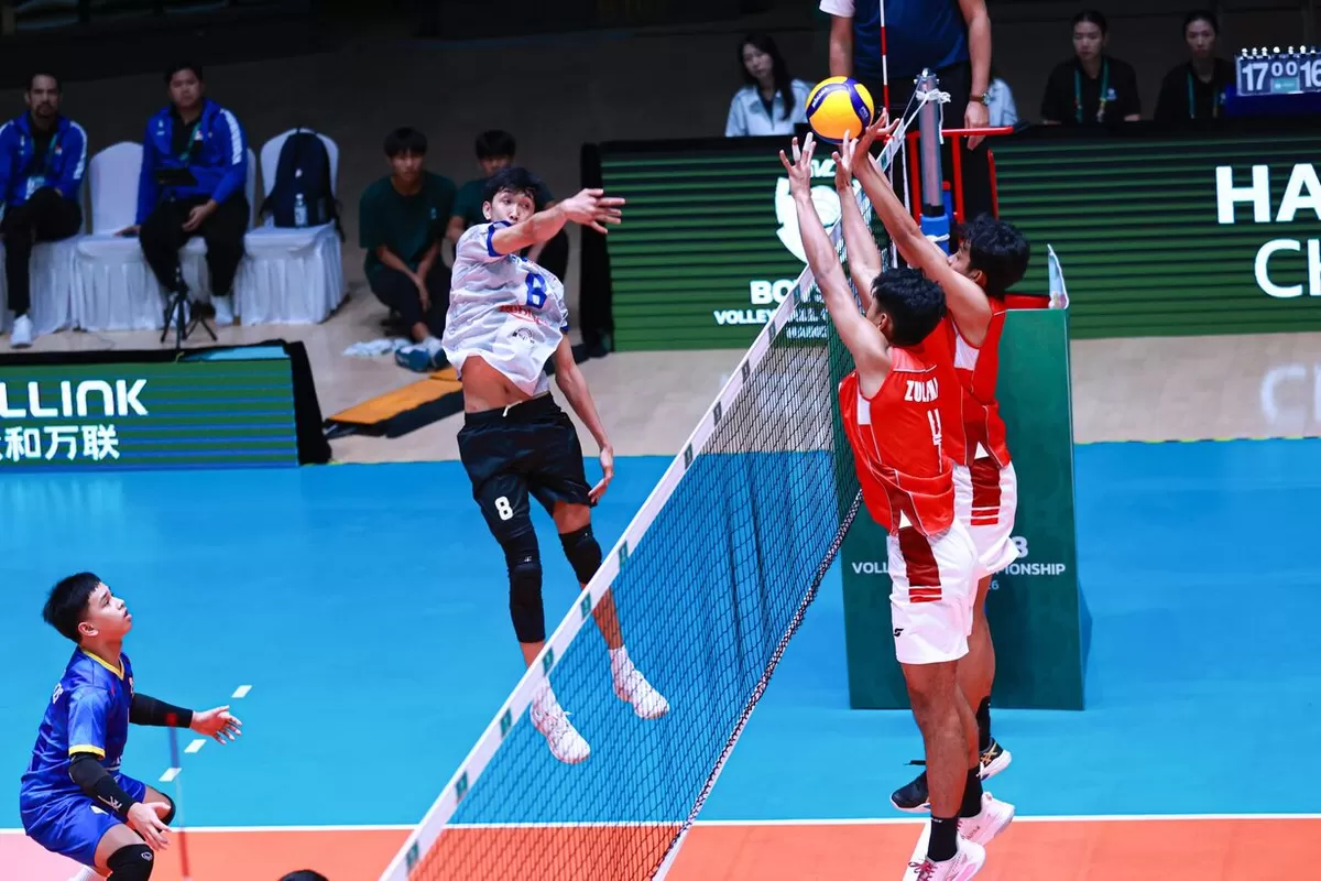 Dua pemain Indonesia berusaha melakukan blocking terhadap smes pemain Filipina di laga penentuan peringkat 9 AVC U18 Cup 2026, di China, Sabtu, 18 Juli.