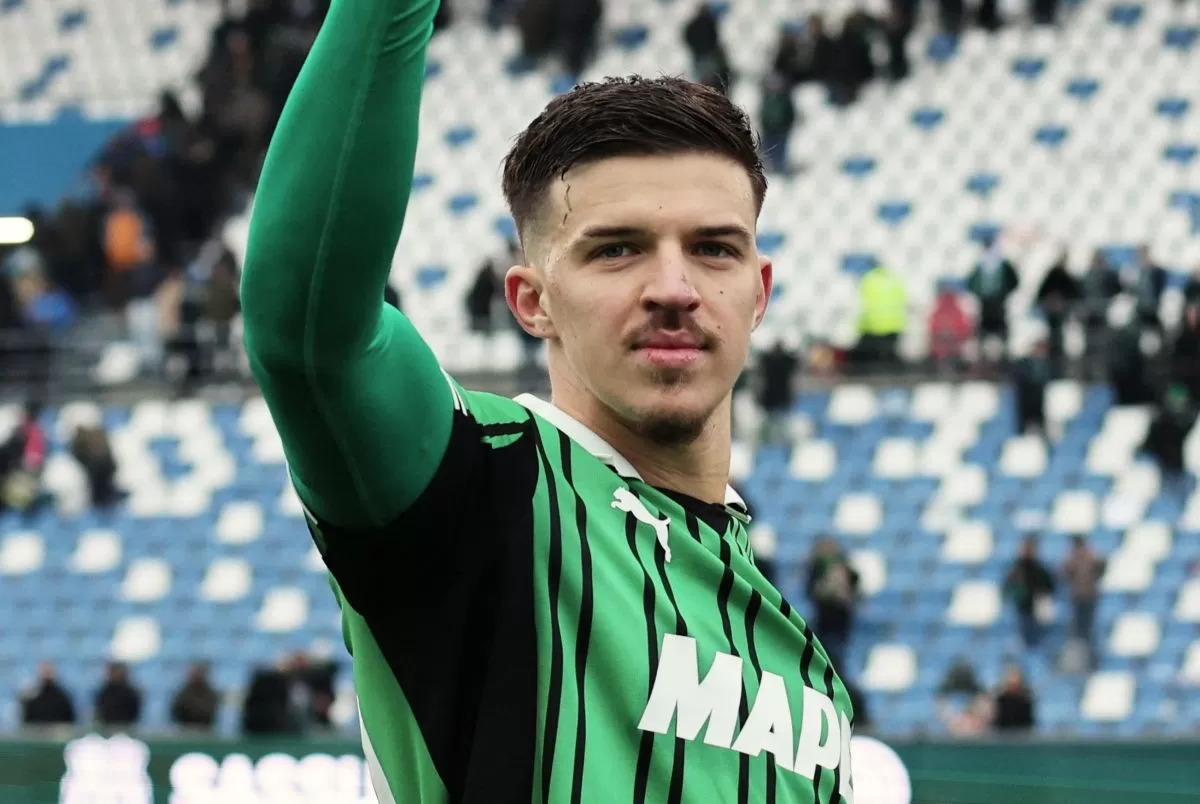 Tinggalkan Sassuolo Tarik Muharemovic akan bermain untuk Leeds United. (@sassuolocalcio)