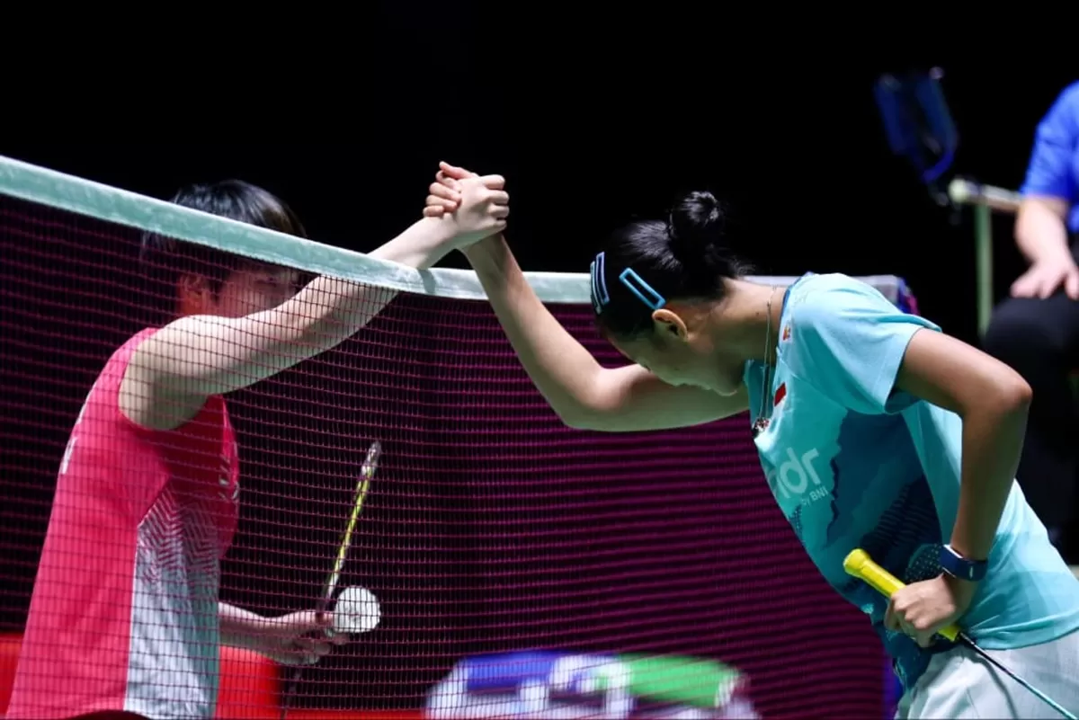 Tunggal putri Indonesia, Putri Kusuma Wardani bersalaman dengan lawannya Akane Yamaguchi pada babak semifinal Japan Open 2026. Putri kembali belum bisa petik kemenangan atas Akane.