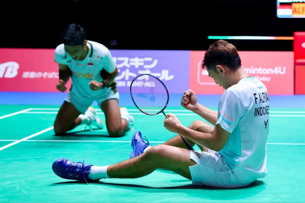 Unggulan kedua, Fajar Alfian/M. Shohibul Fikri melakukan selebrasi di lantai usai memastikan tiket laga final Japan Open 2026. Mereka akan bertemu juara bertahan Kim/Seo, pada Minggu, 18 Juli.