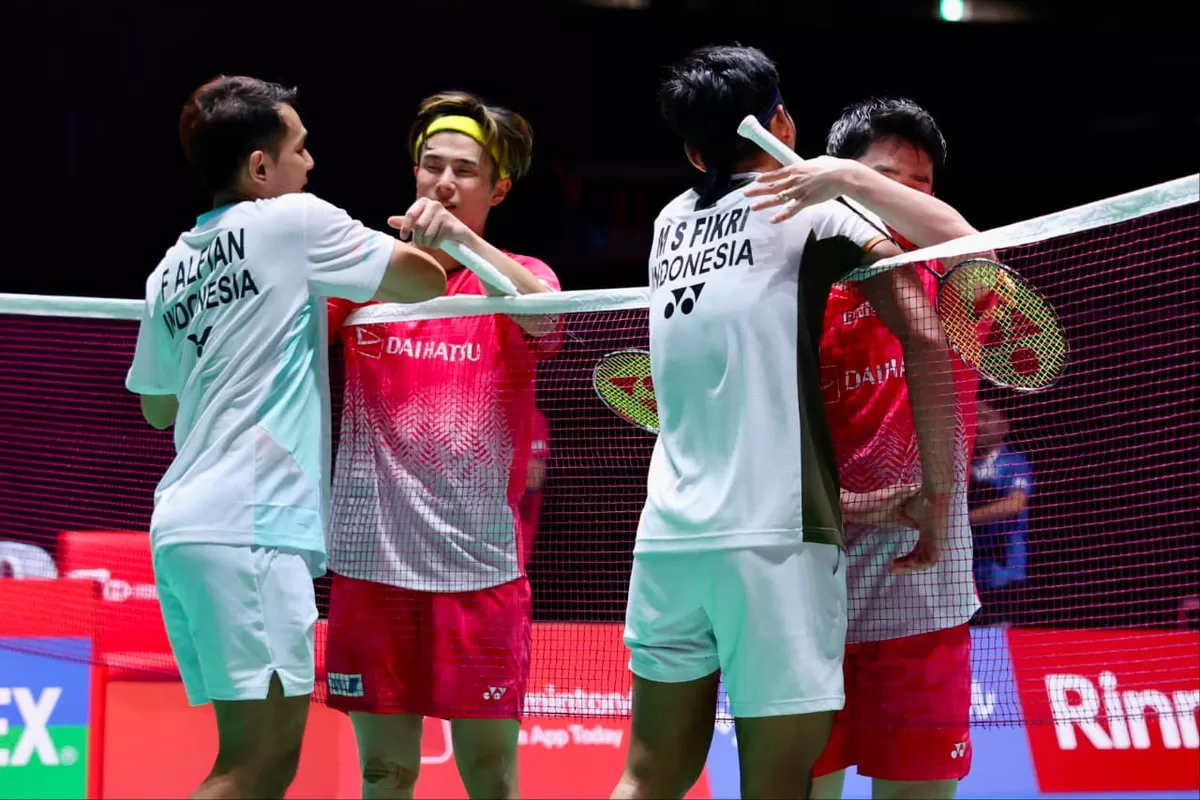 Unggulan kedua ganda putra, Fajar Alfian/Muhammad Shohibul Fikri bersalaman dengan lawan mereka, Takuro Hoki/Yugo Kobayashi usai memenangi babak semifinal Japan Open 2026, Sabtu, 18 Juli.