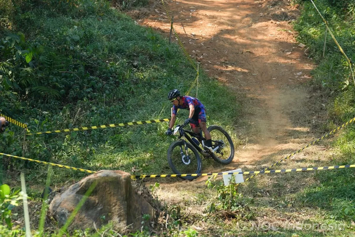 Salah satu atlet tampil di nomor cross country (XCO) di kawasan Sentul, Kab. Bogor, pada Kejurnas MTB, di pertengahan pekan ini.