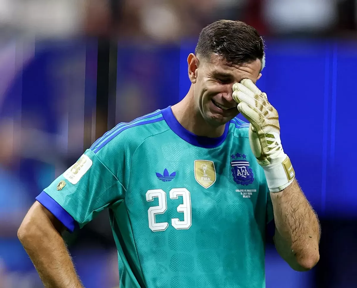 Kiper Emi Martinez menangis karena jari patah.