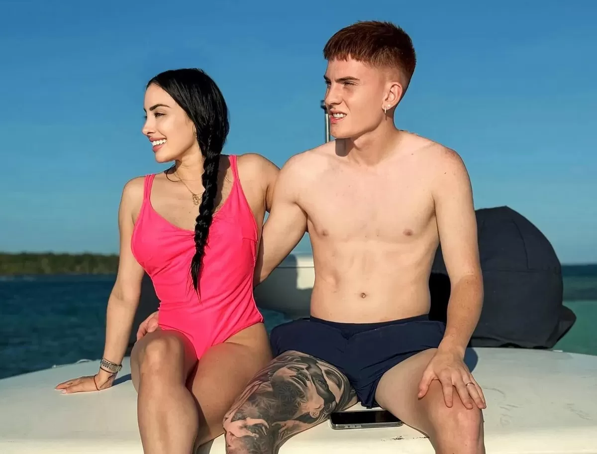 Valentin Barco dan istrinya, Yaz Jaureguy, bersantai bersama di atas kapal selama liburan keluarga.