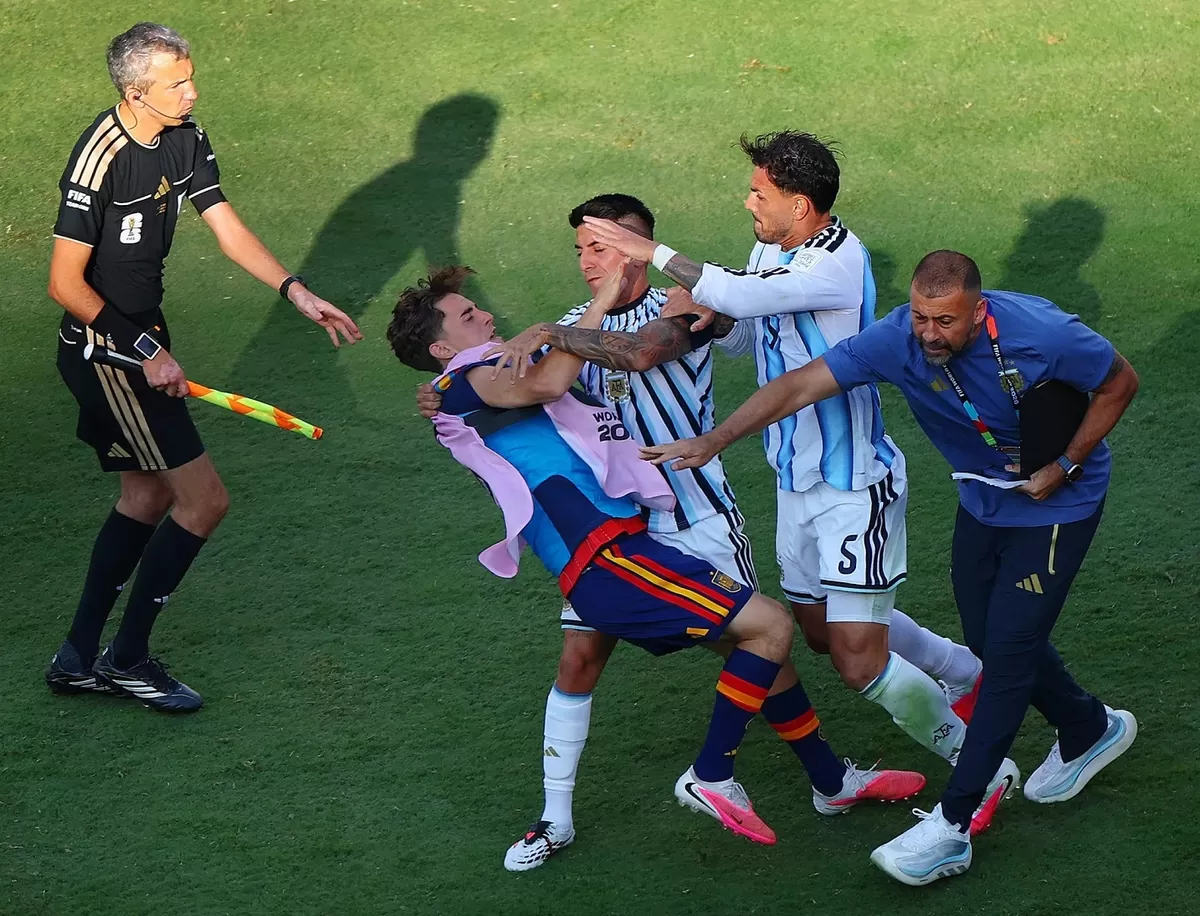 Leandro Paredes dan Thiago Almada dari Argentina menyerang pemain Spanyol, Gavi setelah pertandingan. 