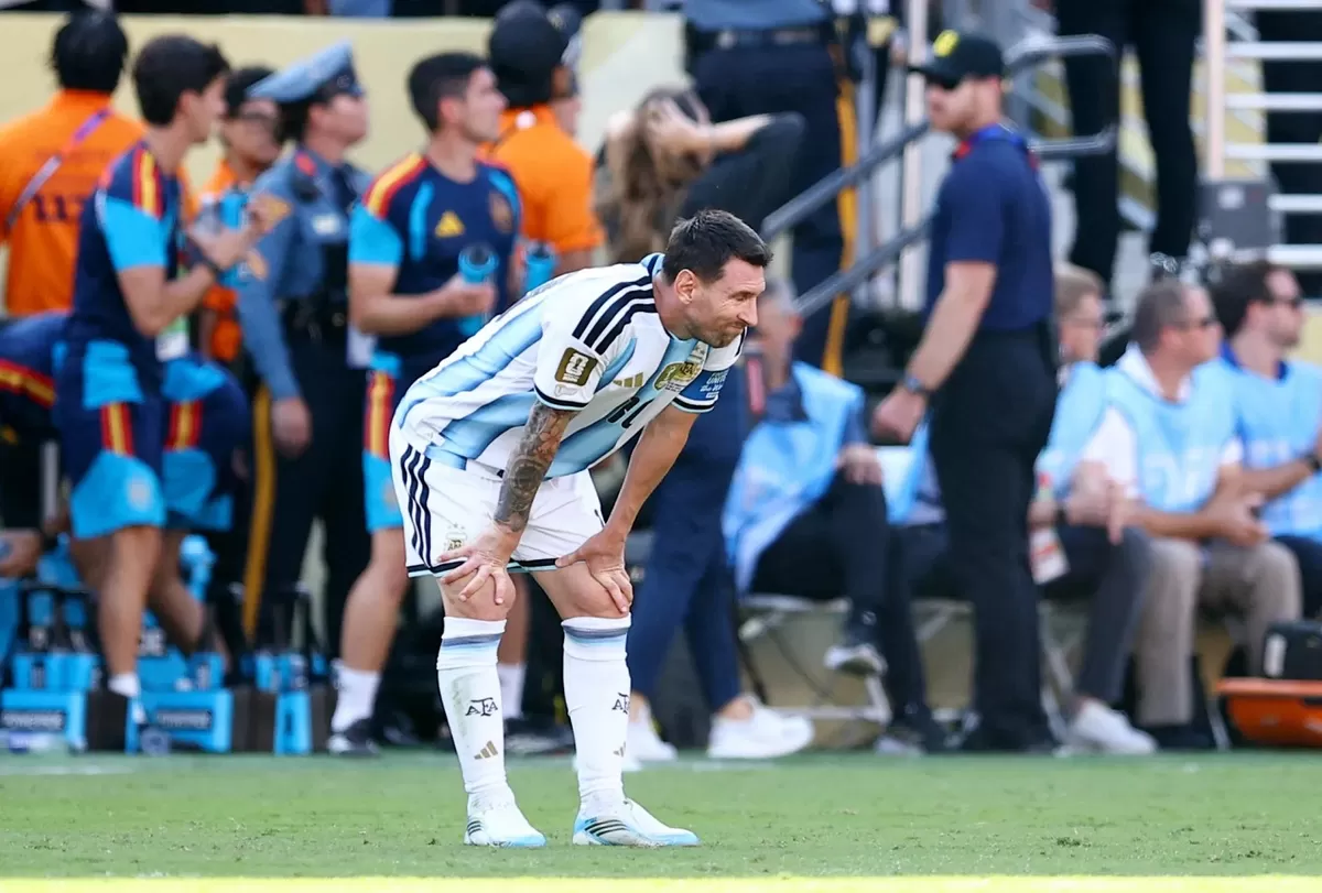 Lionel Messi kecewa gagal mempertahankan trofi Piala Dunia.