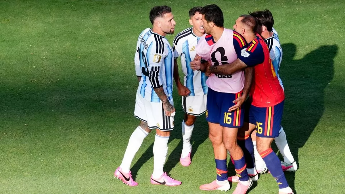 Nicolas Otamendi berdebat dengan Rodri usai final Piala Dunia 2026.