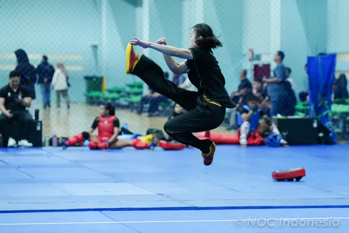 Salah satu atlet wushu nomor taulo berlatih di Pelatnas Asian Games 2026, di GBK Arena, Jakarta, Selasa, 21 Juli 2026. Wushu membutuhkan TC ke China untuk matangkan persiapan menuju Nagoya.