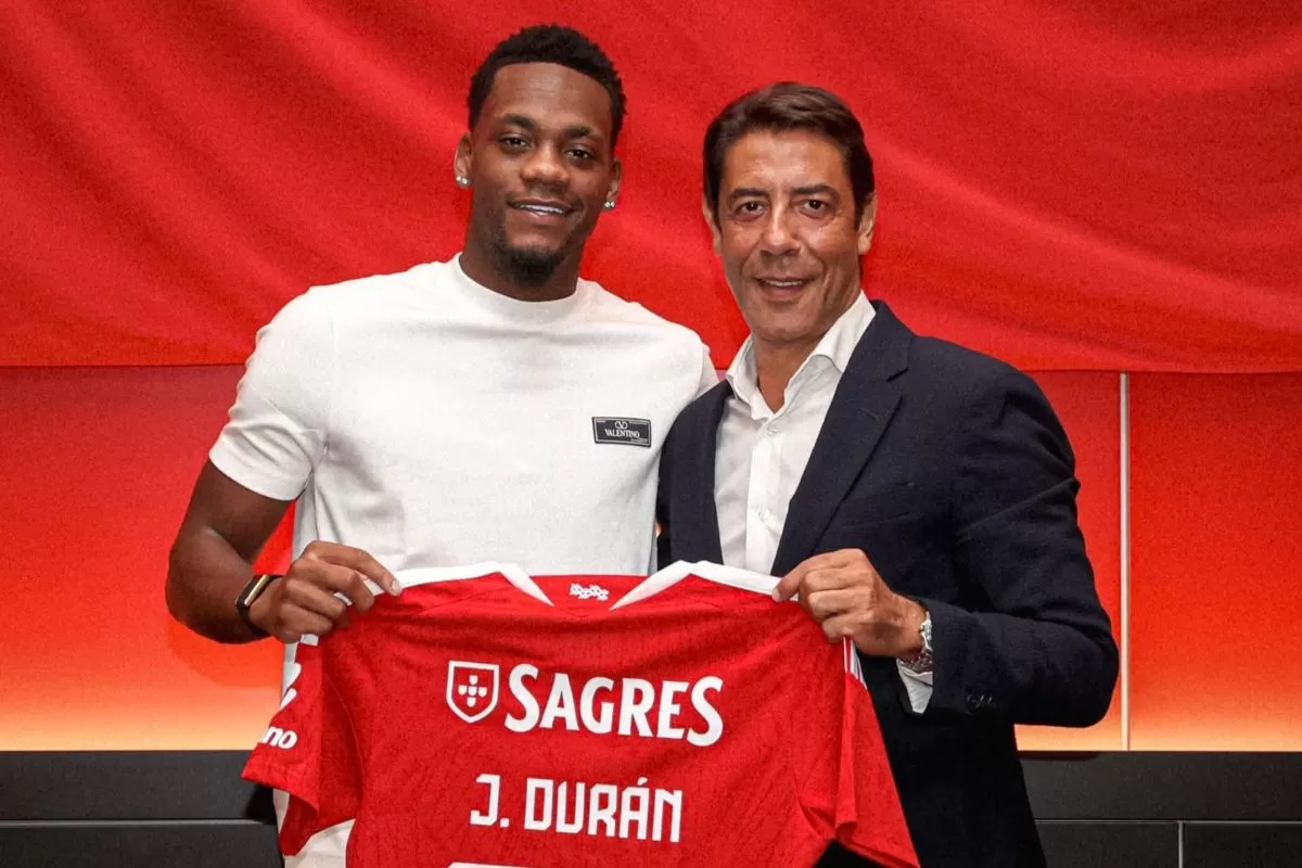 Jhon Duran resmi bergabung dengan Benfica. (@slbenfica)