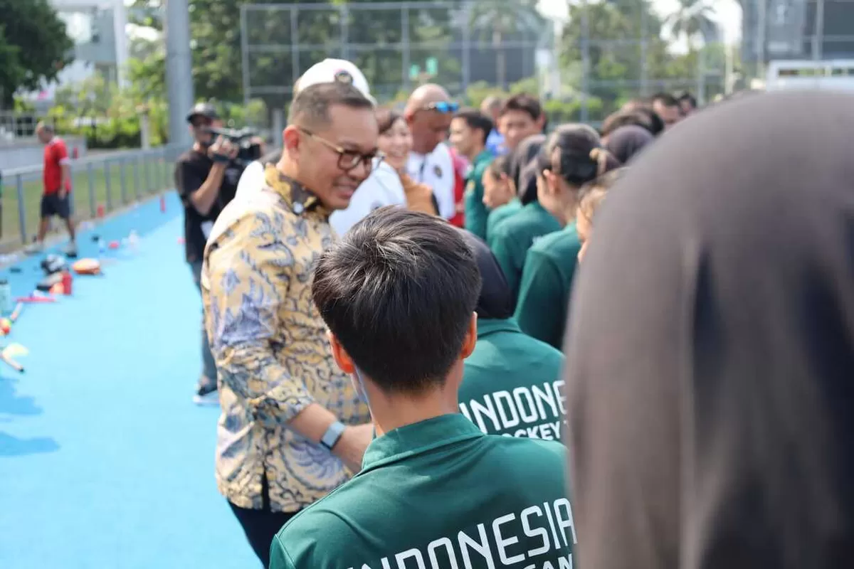 Chef de Mission (CdM) Tim Indonesia untuk Asian Games 2026 Tondotua Pasaribu saat meninjau pelatnas hoki di Lapangan Hoki GBK, Senayan, Jakarta, Selasa, 21 Juli 2026. 