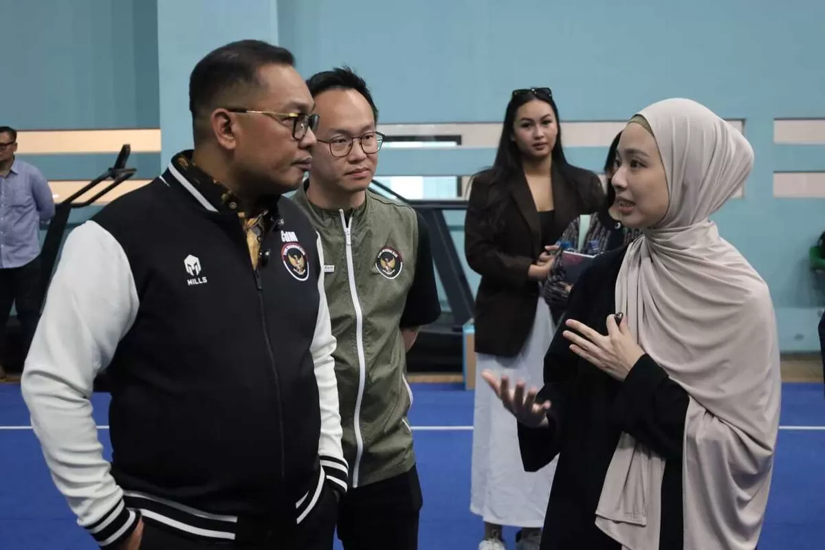 CdM Tim Indonesia untuk Asian Games 2026 Todotua Pasaribu berdikusi dengan legenda wushu Indonesia, Lindswell Kwok dalam kunjungan ke Pelatnas Wushu di GBK Arena, Selasa, 21 Juli.