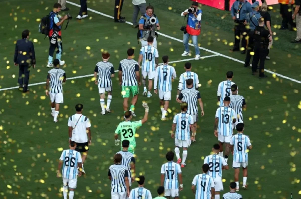 Lionel Messi memimpin timnas Indonesia meninggalkan lapangan saat penyerahan trofi juara Piala Dunia untuk Spanyol.