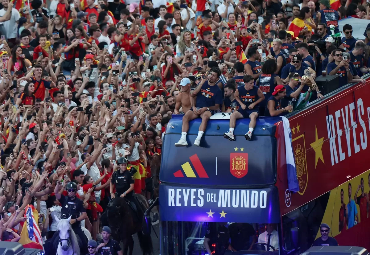 Jutaan penggemar menyambut pahlawan sepak bola Spanyol dalam parade juara.