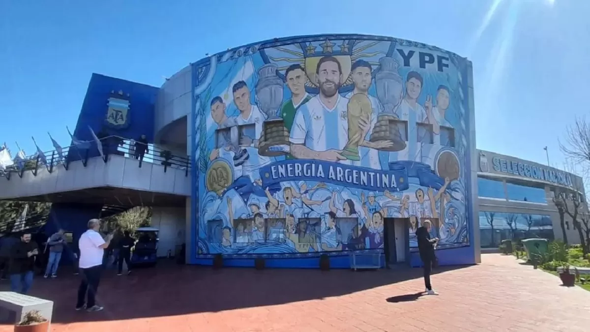 Persiapan penyambutan pemain Argentina tanpa Messi. (batimes)