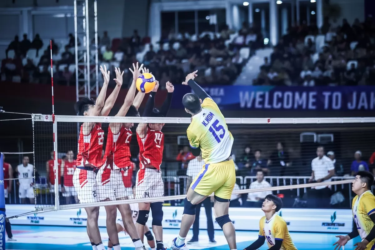 Tiga pemain Timnas Voli Indonesia berusaha memblokir serangan dari pemain kamboja di laga pertama leg 2 SEA V League 2026 di Velodrome Ragunan, Jakarta, Rabu, 22 Juli. Indonesia menang telak 3-0.