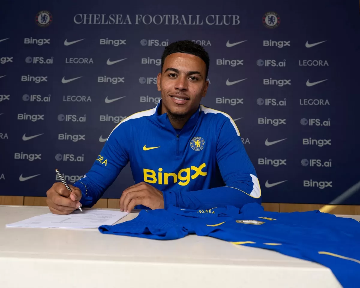 Morgan Rogers memuji Chelsea sebagai 'klub terbesar di London'.
