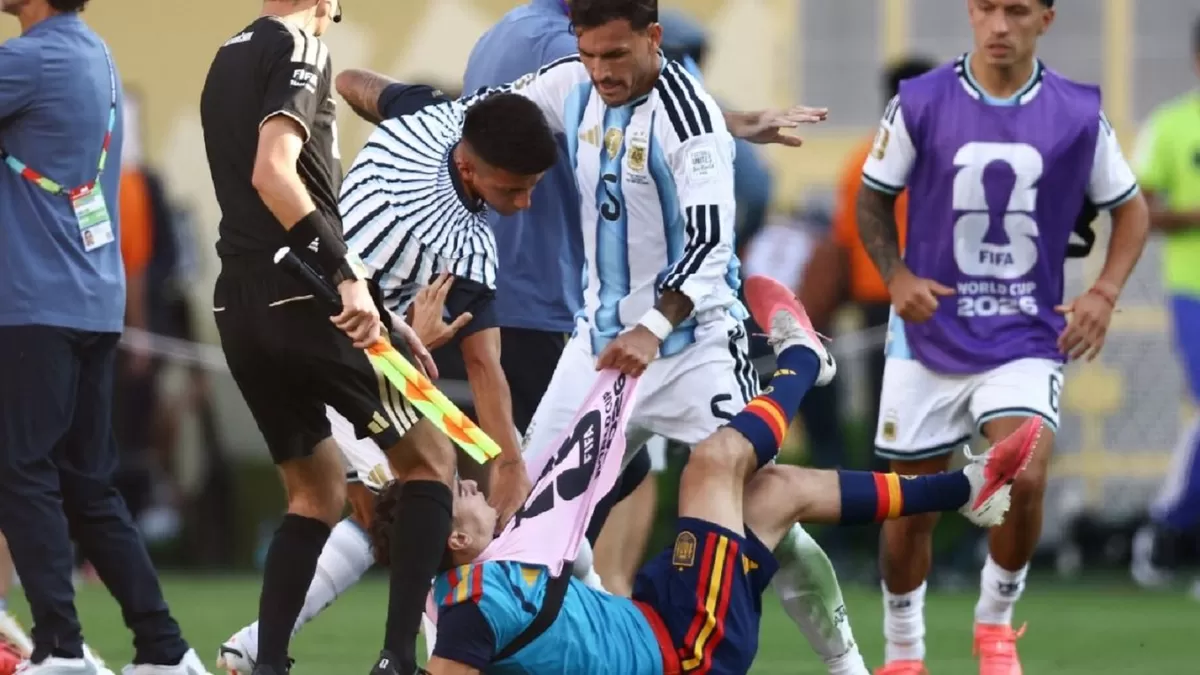 Gelandang Argentina Leandro Paredes (atas) menyerang gelandang Spanyol Gavi.