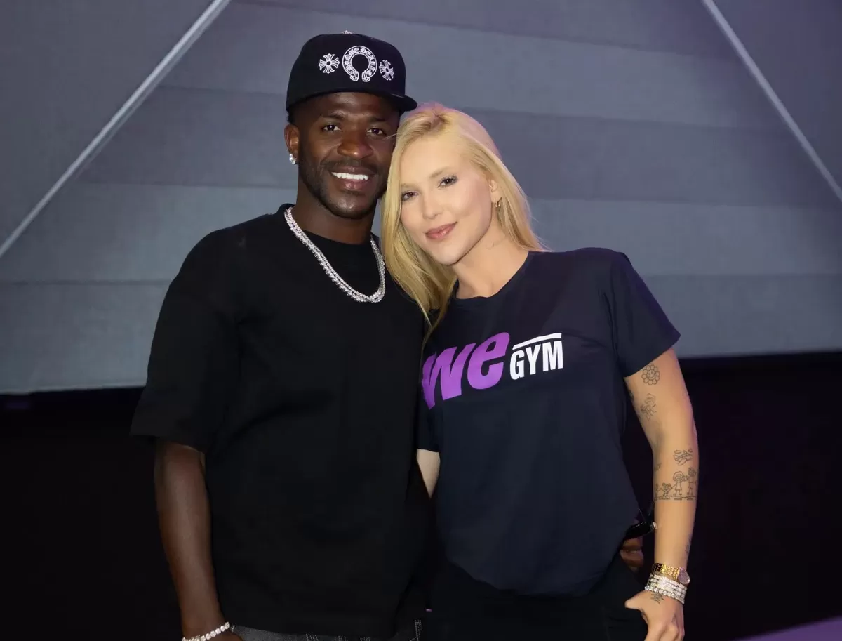 Vinicius Jr memamerkan hasil prosedur pembentukan dagunya di acara pembukaan pusat kebugaran milik pacarnya.  (Splash)