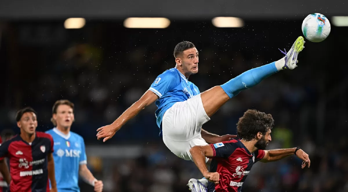 Lorenzo Lucca dari Napoli mengalami cedera.