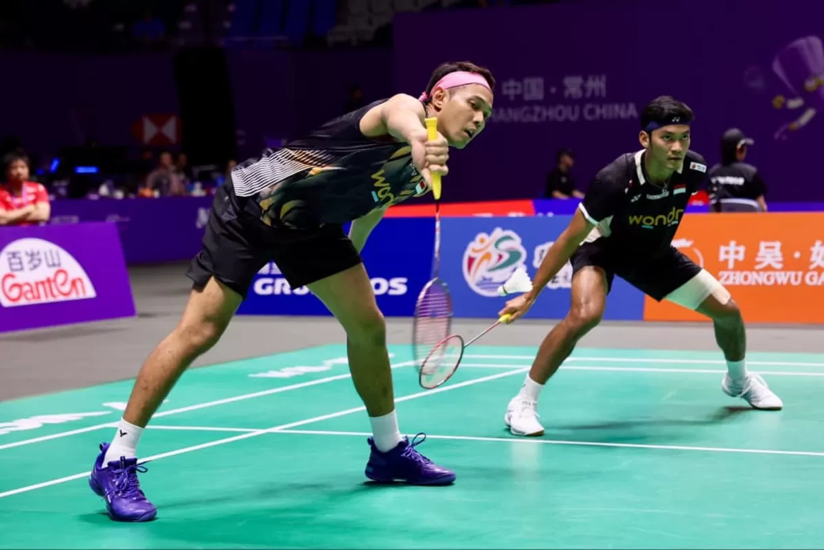 Pasangan Fajar Alfian/Muhammad Shohibul Fikri menjadi wakil Indonesia terakhir di ganda putra usai melangkah ke perempat final China Open 2026. Sabar/Reza dan Raymond/Joaquin tersingkir di babak kedua