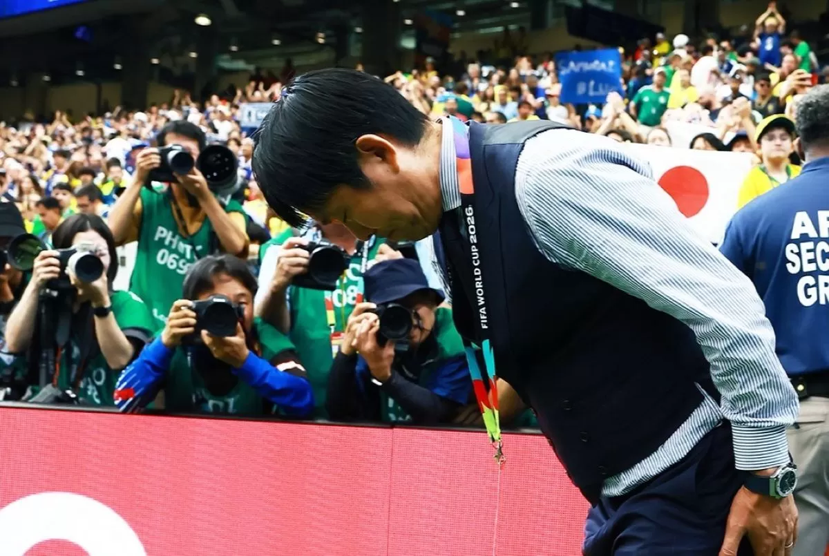 Pelatih Jepang Hajime Moriyasu memberikan penghormatan kepada suporter Jepang usai dikalahkan Brasil 2-1. (@japanfootballassociation)