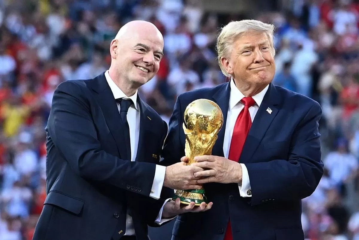 Presiden FIFA Gianni Infantino dan Presiden AS Donald Trump menyerahkan trofi Piala Dunia ke Spanyol. (@gianni_infantino)