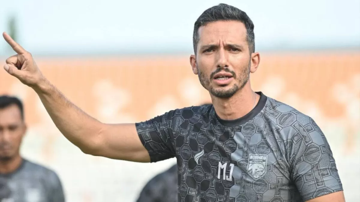 Mauro Jeronimo pelatih kepala Borneo FC Samarinda pimpin latihan perdana. (Borneo FC)