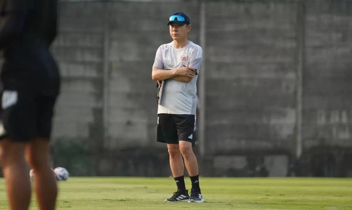 Pelatih Persija Shin Tae-yong pantau latihan pemainnya jelang Piala Presiden 2026. (Persija)