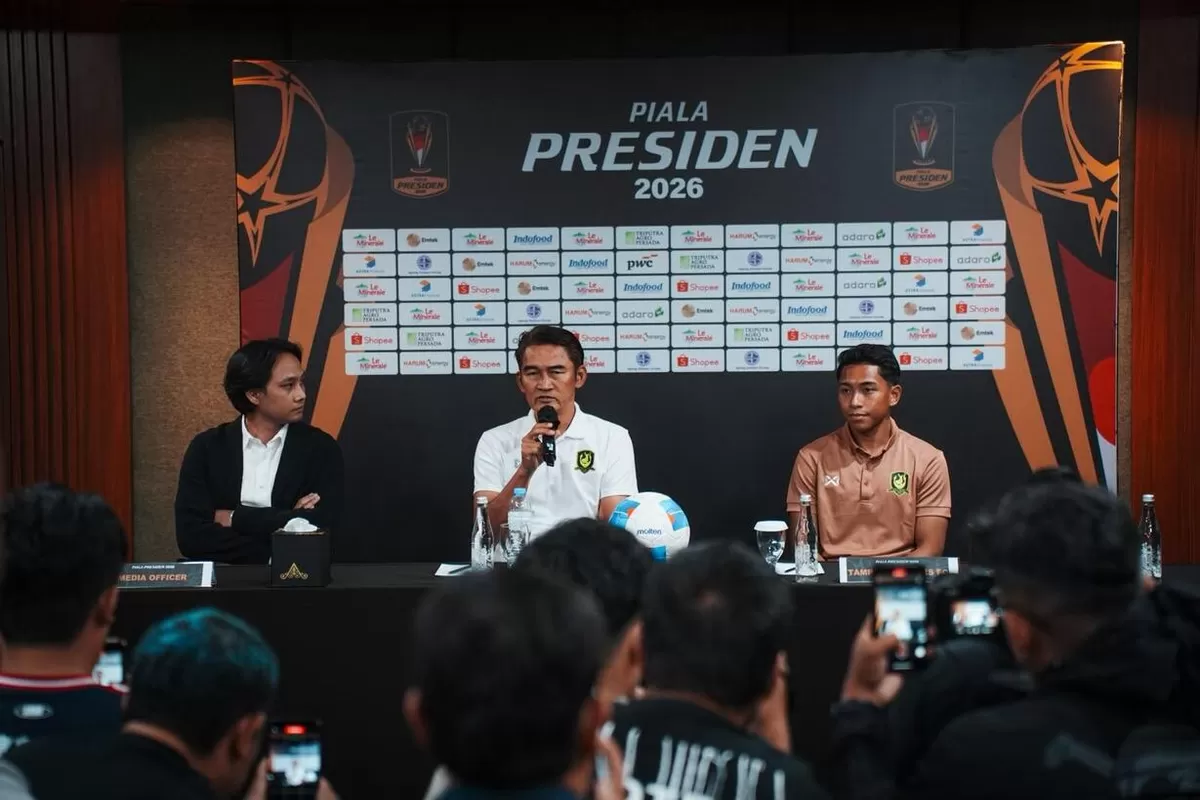 Pelatih Tampines Rovers, Nazri Nasir bersama perwakilan pemain Amirul Haikal dalam jumpa pers jelang laga Grup A Piala Presiden 2026 di Bandung, Jumat, 24 Juli.