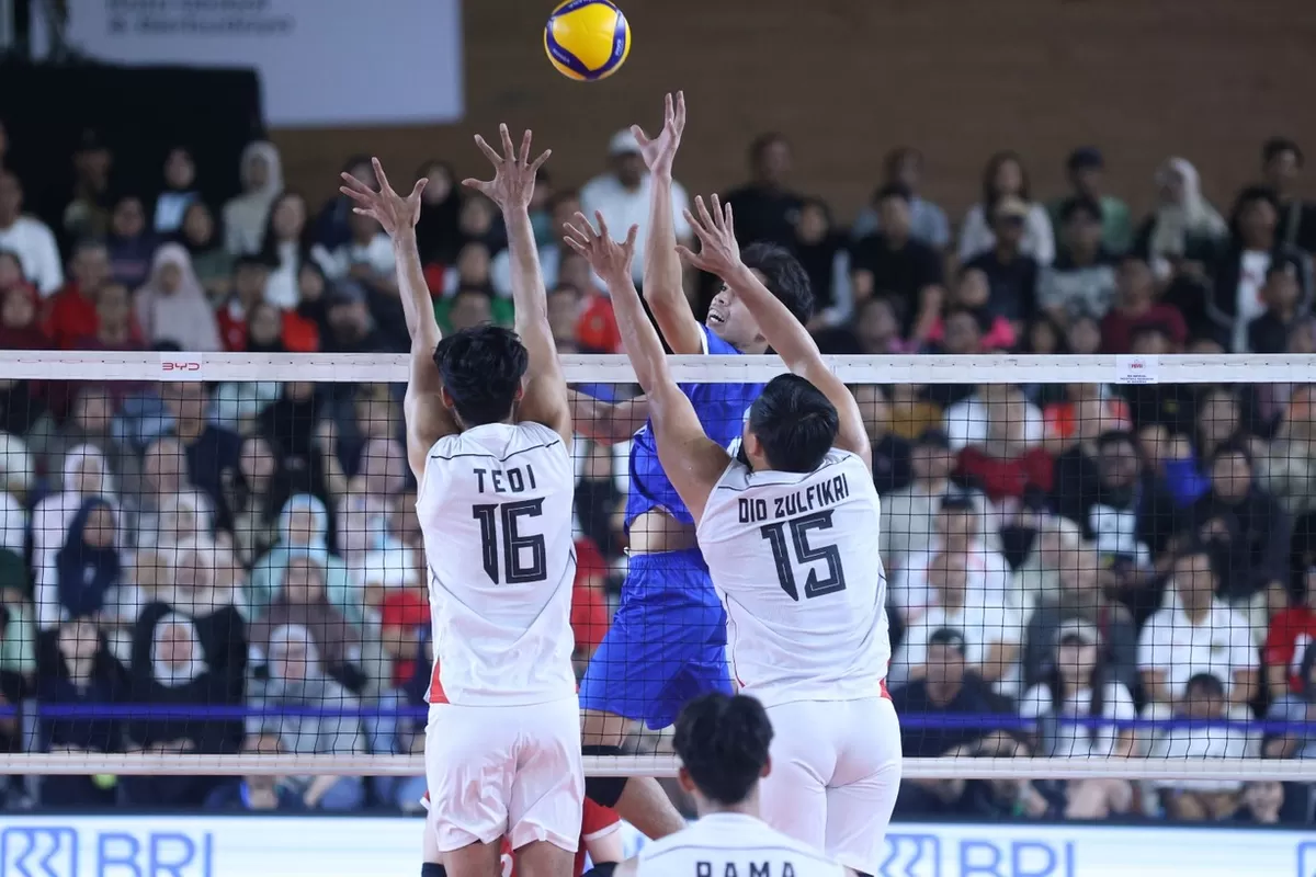 Timnas Voli Indonesia menerapkan double blocking untuk serangan cepat Filipina di laga terakhir penyisihan grup leg 2 SEA V League 2026, di Velodrome Jakarta, Jumat, 24 Juli.