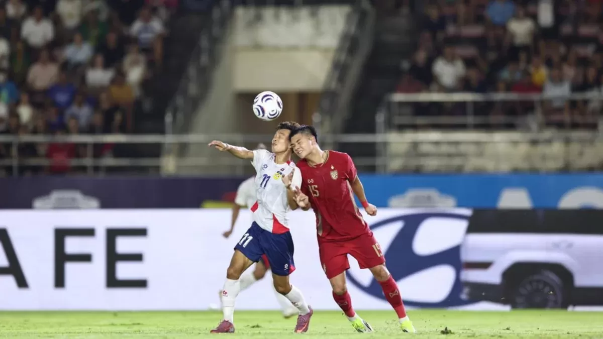 Pemain Laos dan pemain Vietnam saling berduel memperebutkan bola di laga perdana Grup B ASEAN Championship 2026, Sabtu, 25 Juli. 