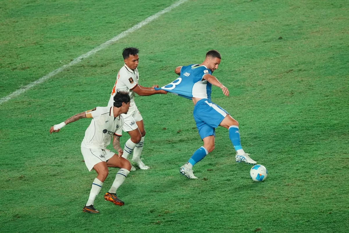 Pemain Arema FC menarik baju pemain Persib Bandung Luciano Guaycochea di laga pertama mereka di Grup A Piala Presiden 2026, di Stadion Si Jalak Harupat, Kabupaten Bandung, Sabtu, 25 Juli.