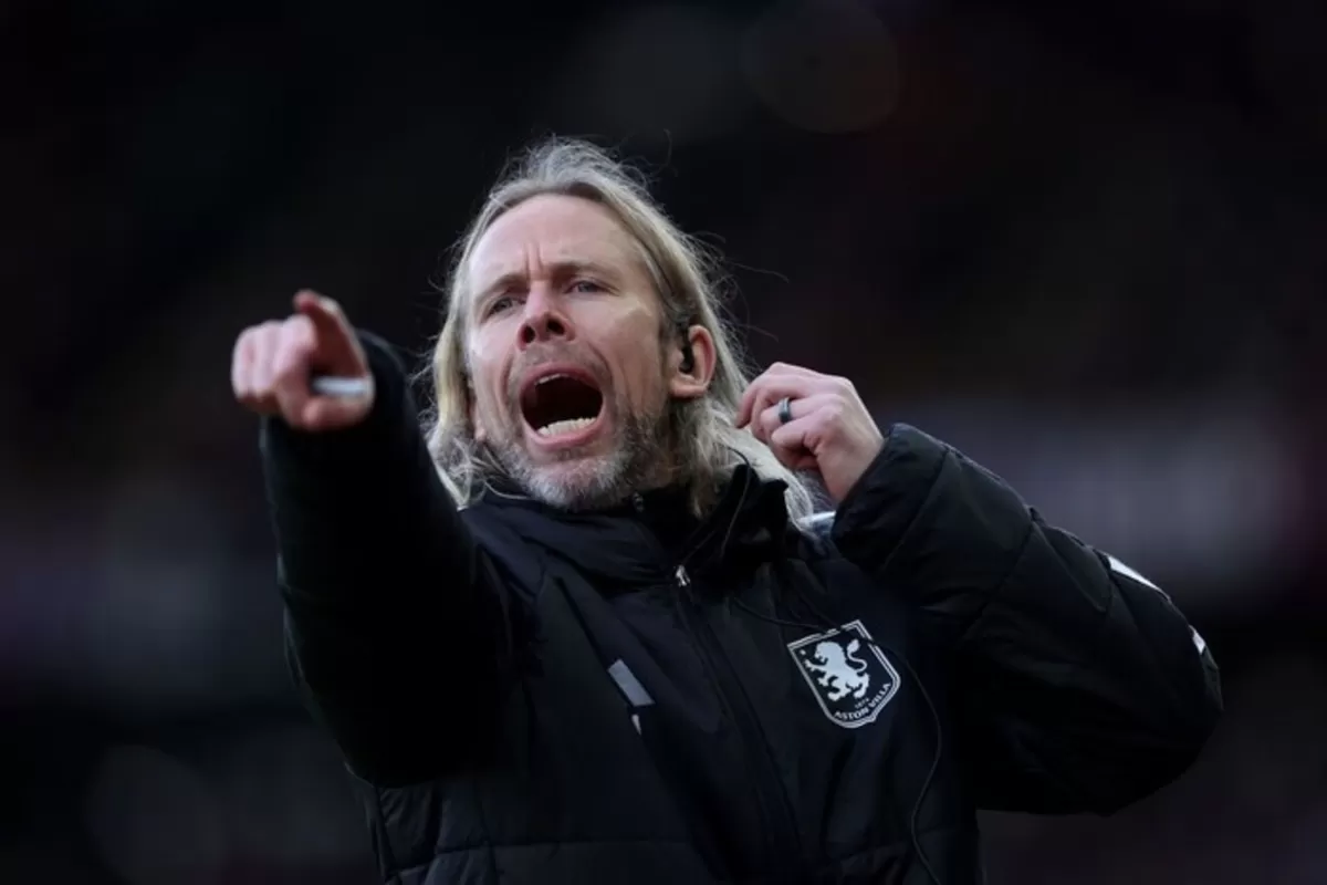 Chelsea mendatang Austin MacPhee dari Aston Villa untuk mempertajam gol dari bola mati.