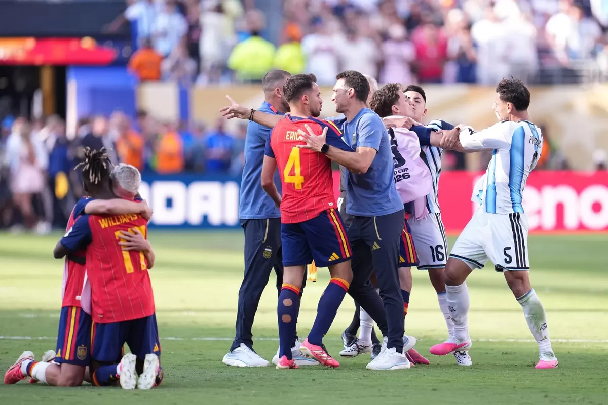 Kekacauan terjadi di antara para pemain setelah peluit akhir dibunyikan di pertandingan final.  (Shutterstock Editorial)